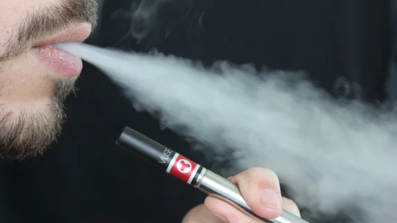 Vaping and smoking have opposite physiologic effects on the lungs